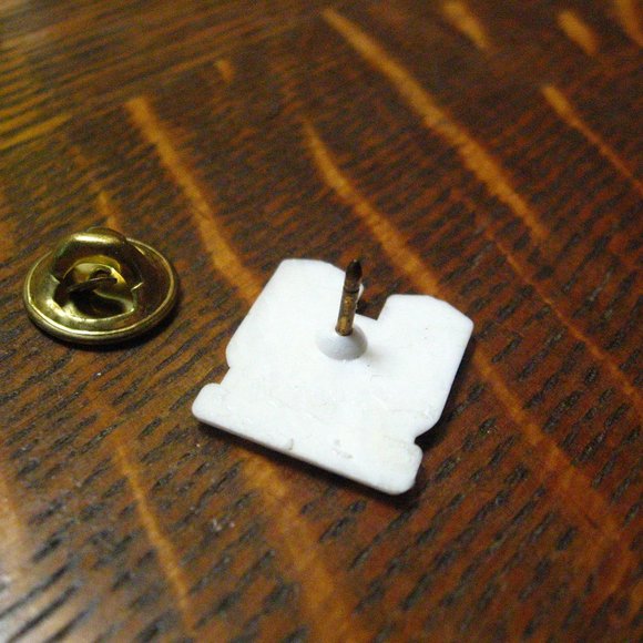 🛍 Unilever Vintage "U" Logo Company Lapel Pin - Picture 3 of 4